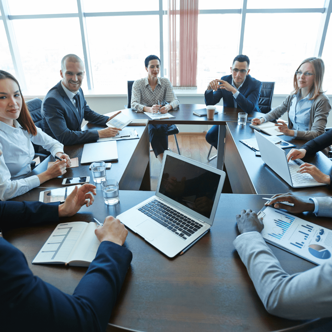 Coaching-de-comité-de-direction Groupe de personne assis à une table avec des ordinateurs