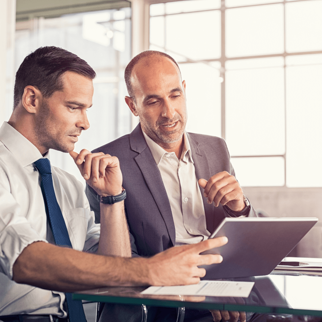 Deux hommes d'affaires qui regardent une tablette