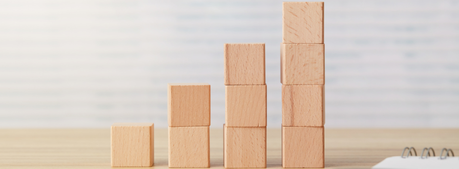 Un levier opérationnel et stratégique pour l'adaptation et la croissance des entreprises plusieurs cube empilé qui montre l'évolution