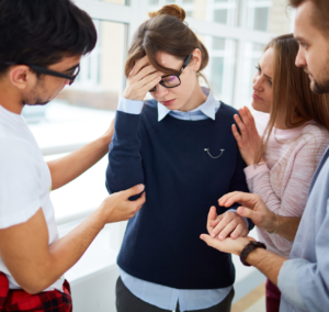 Groupe de personne qui soutiennent une personnes triste au travail