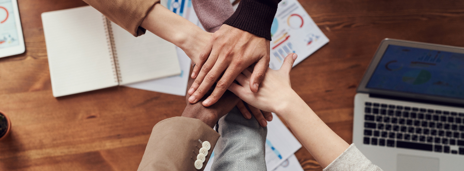 améliorer la cohésion d'équipe grâce à une culture du softskills plusieurs mains réunis