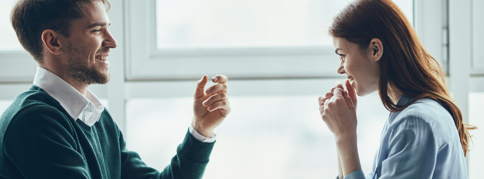 5 softskills pour une communication efficiente en entreprise deux personne qui communiquent au travail et qui souris