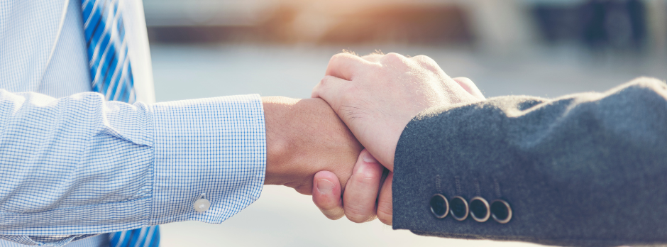 source d'engagement des collaborateurs : les softskills deux mains qui se tiennent la main
